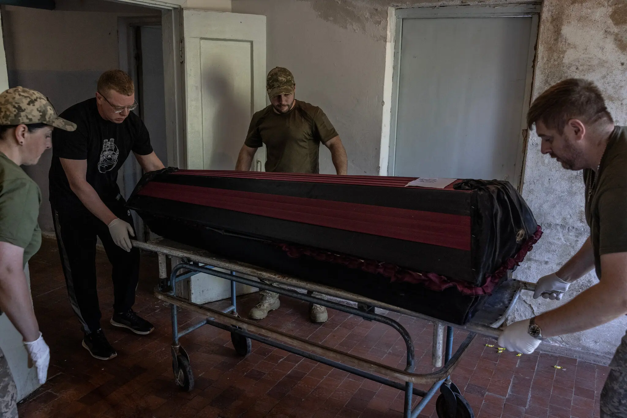 Підготовка труни для відправлення членам родини для поховання.